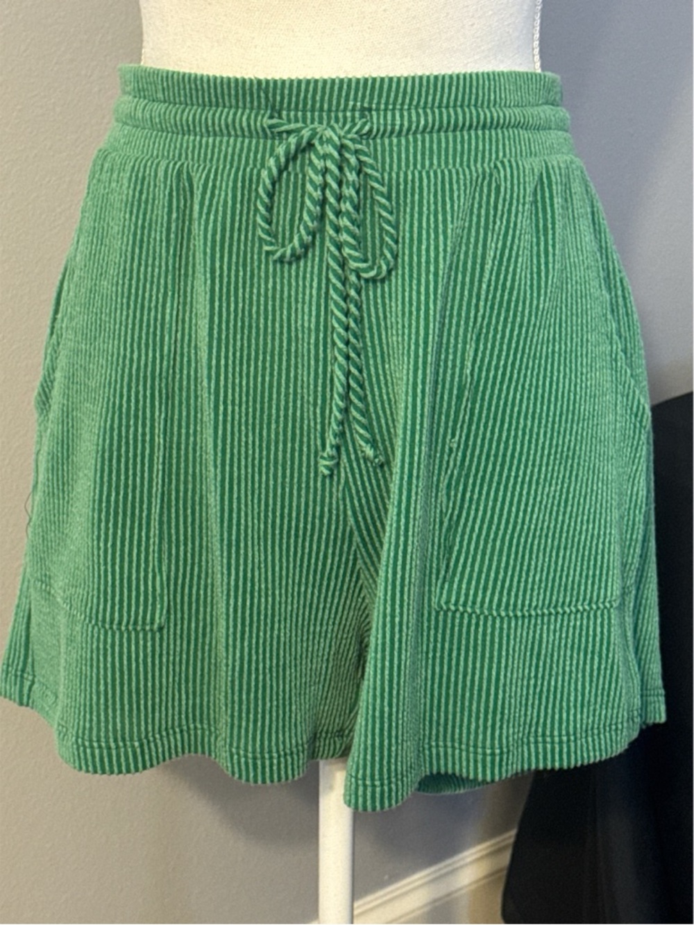 Très Bien Green Ribbed Lounge Shorts NWT Size Large